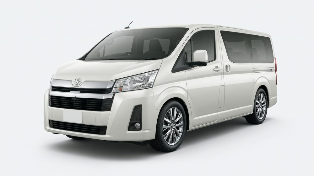 Toyota Hiace putih tampak samping