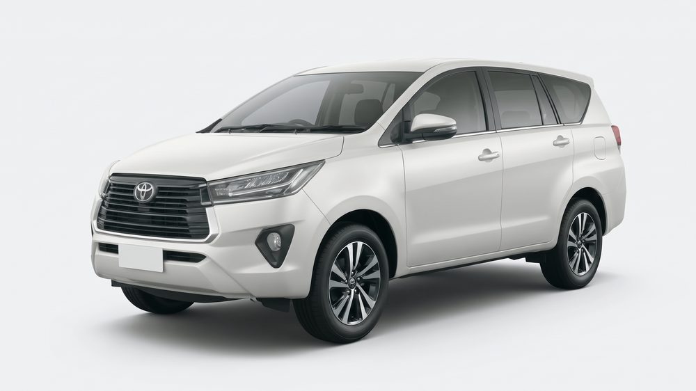 Toyota Innova putih tampak depan samping