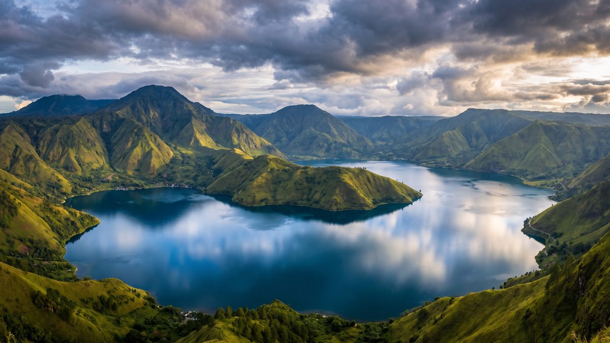 Danau Toba dilihat dari ketinggian dengan Pulau Samosir di tengah