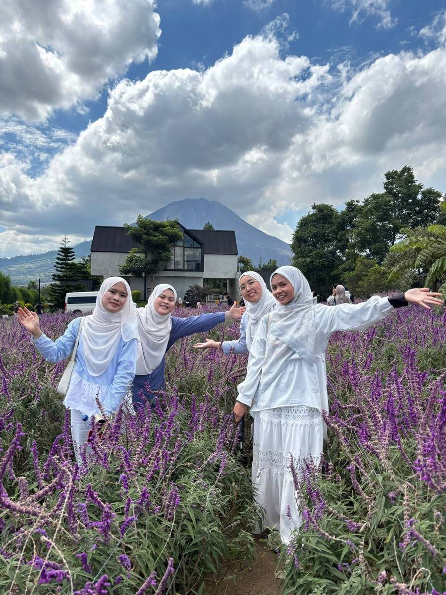 Dokumentasi perjalanan di Kebun bunga, Berastagi