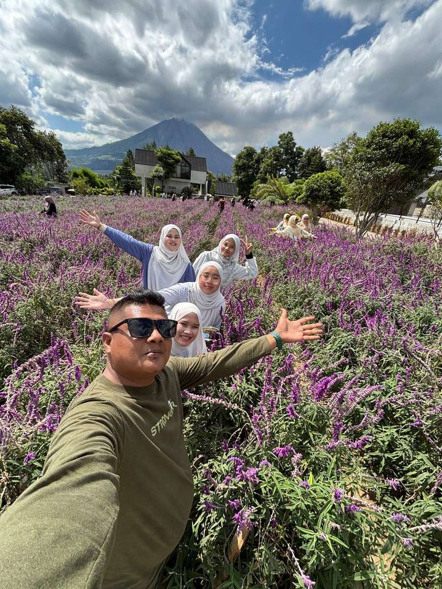 Dokumentasi perjalanan di Kebun bunga, Berastagi