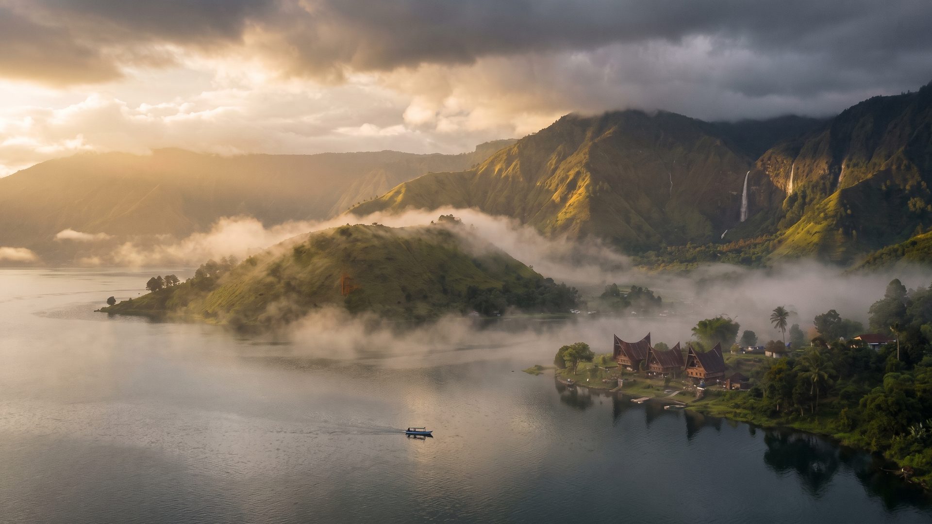 Panorama Danau Toba dengan perbukitan hijau dan perahu di atas air