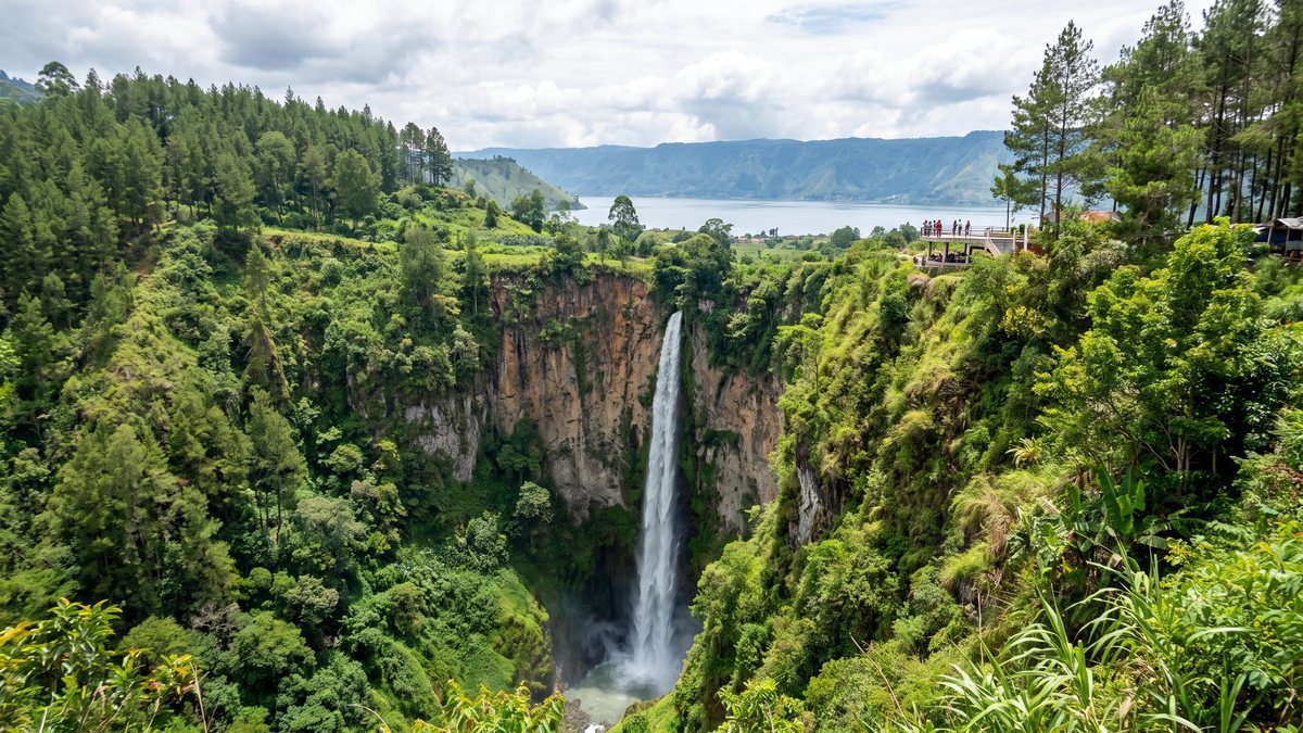 Air terjun Sipiso-piso dikelilingi hutan hijau